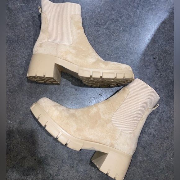 Slip on Cream color Chelsea Boot - Picture 2 of 6